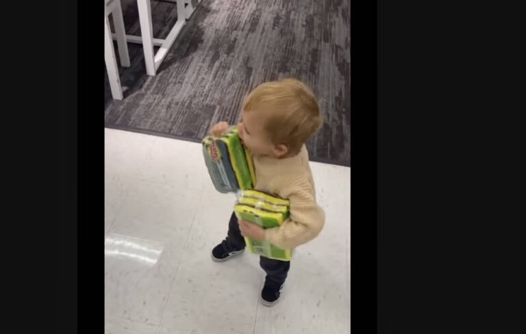 Une vidéo adorable montre une fille qui interprète pour son père sourd dans un magasin.