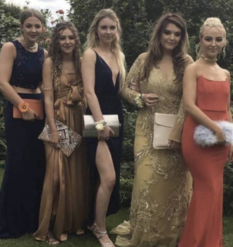 Ces cinq filles ont posé pour une photo de bal de fin d’année, sans se douter qu’un détail caché la rendrait virale.