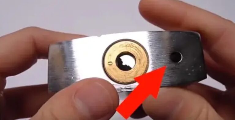 L’utilité de ce petit trou dans le cadenas