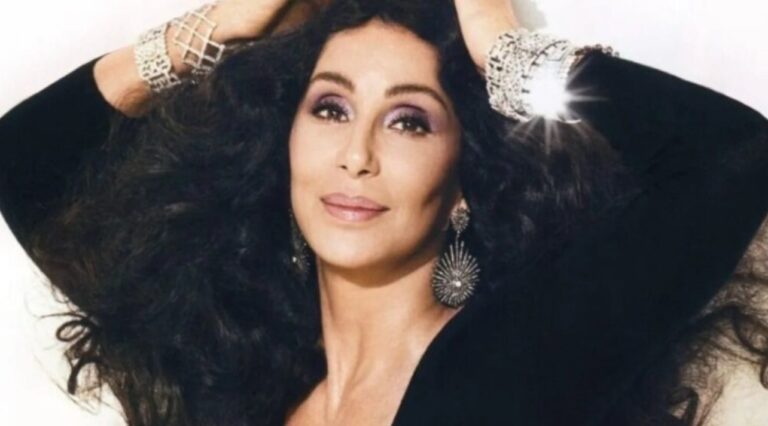 “Envejeciendo como el buen vino”: Cher sorprendió a todos con unos llamativos leggings y elegantes tacones altos, demostrando una vez más que su estilo y presencia siguen intactos con el paso de los años.