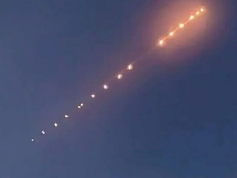 Un enigmático grupo de objetos voladores no identificados apareció en el cielo turco tras el terremoto