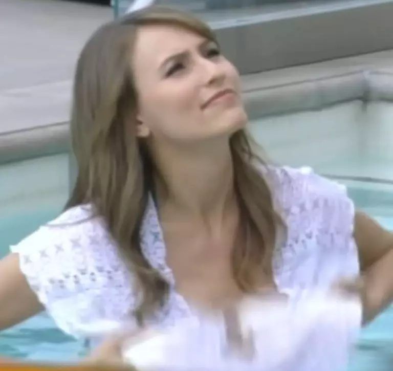 ¡Un momento inesperado en plena transmisión en vivo! La reportera aceptó el desafío propuesto por los presentadores y terminó apareciendo frente a las cámaras solo en bikini. La situación sorprendió tanto al equipo del estudio como a los espectadores, convirtiendo el programa en un instante inolvidable y muy entretenido.