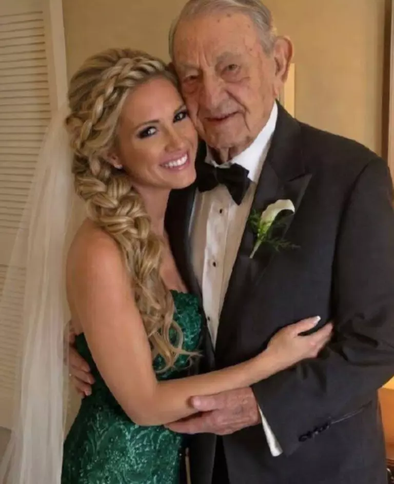 Je me suis mariée à un homme riche de 78 ans — mais, pendant nos vœux, il a pris le micro et a déclaré : « Ma fiancée ignore une chose importante à mon sujet… » Tout le monde s’est tu. Je croyais épouser un homme possédant une immense fortune, un domaine luxueux et tout ce dont j’avais toujours rêvé. Mais à cet instant précis, Walter a révélé une vérité qui a tout changé. Il n’était pas l’homme que je croyais connaître…