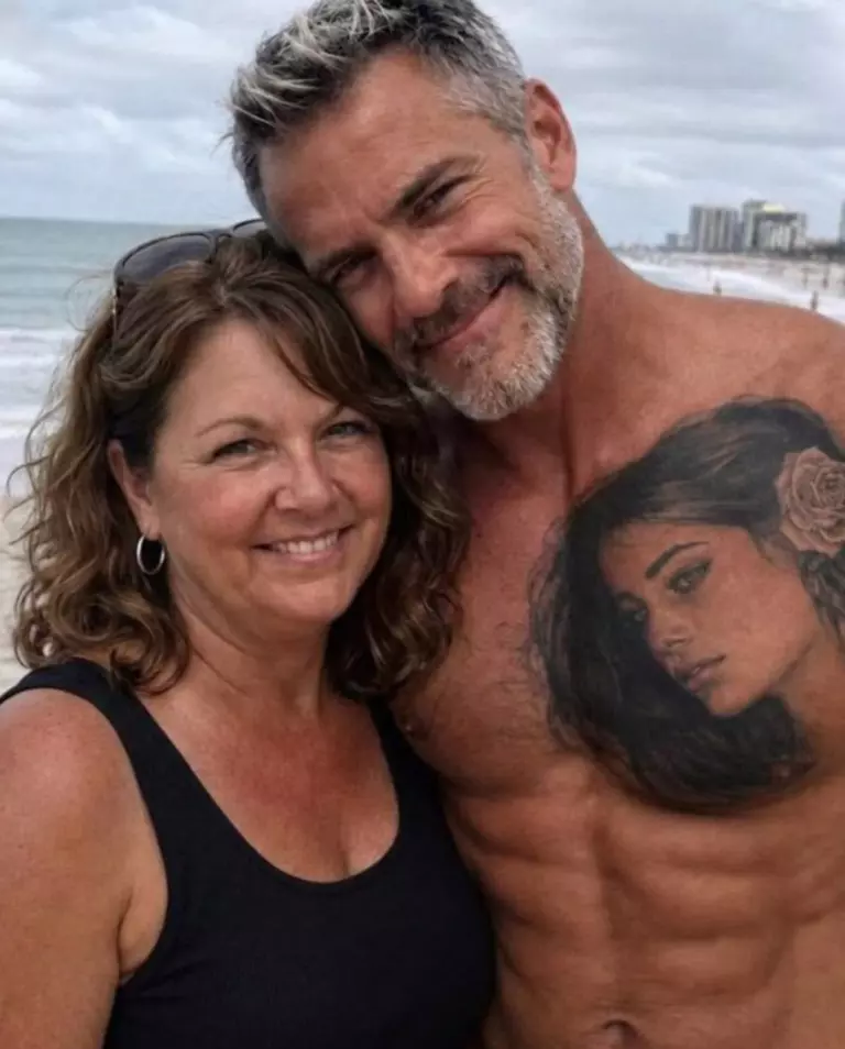 Mon mari a porté le tatouage d’une autre femme au-dessus de son cœur pendant 20 ans – Il prétendait qu’elle n’était qu’un fruit de son imagination jusqu’au jour où je l’ai retrouvée.