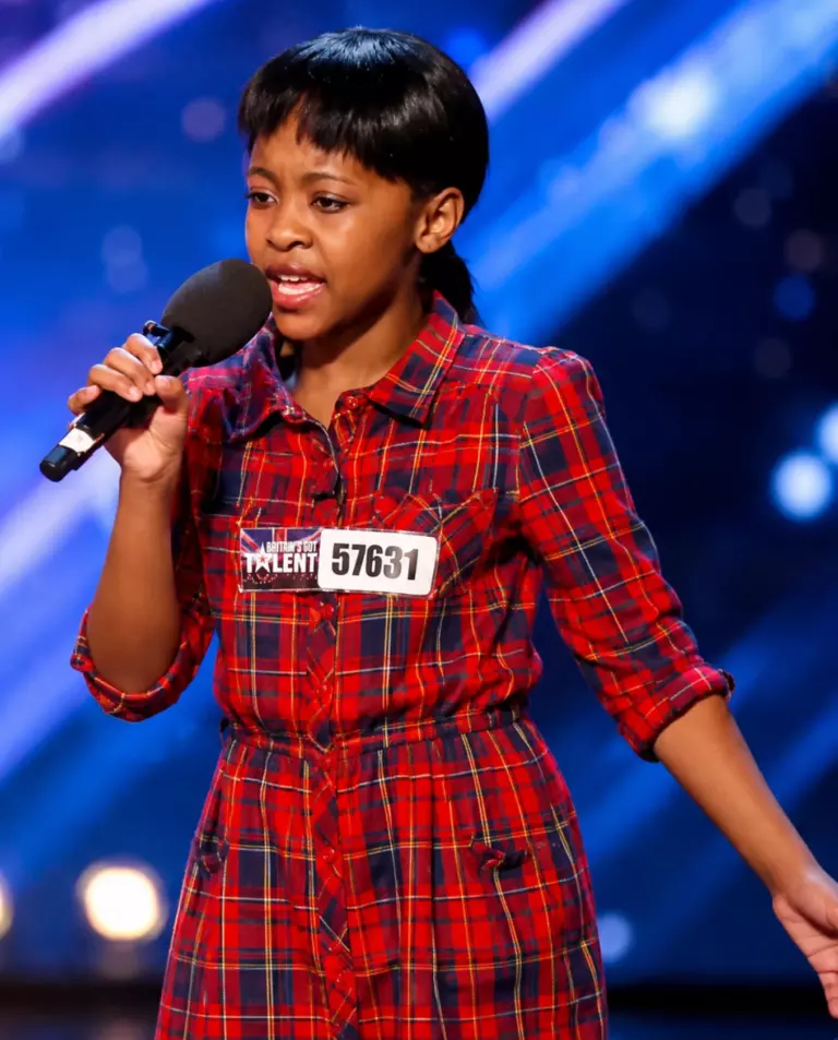 Quand cette fillette de 11 ans est montée sur scène, même Simon Cowell est resté sans voix : une prestation qui continue de bouleverser le monde ! « Quand tu es au sommet de ton art, ta voix est incroyable… Je n’en crois tout simplement pas mes yeux ! » — ce n’est qu’une partie de ce que le public a entendu lorsque cette jeune étoile a offert un véritable spectacle sur scène.