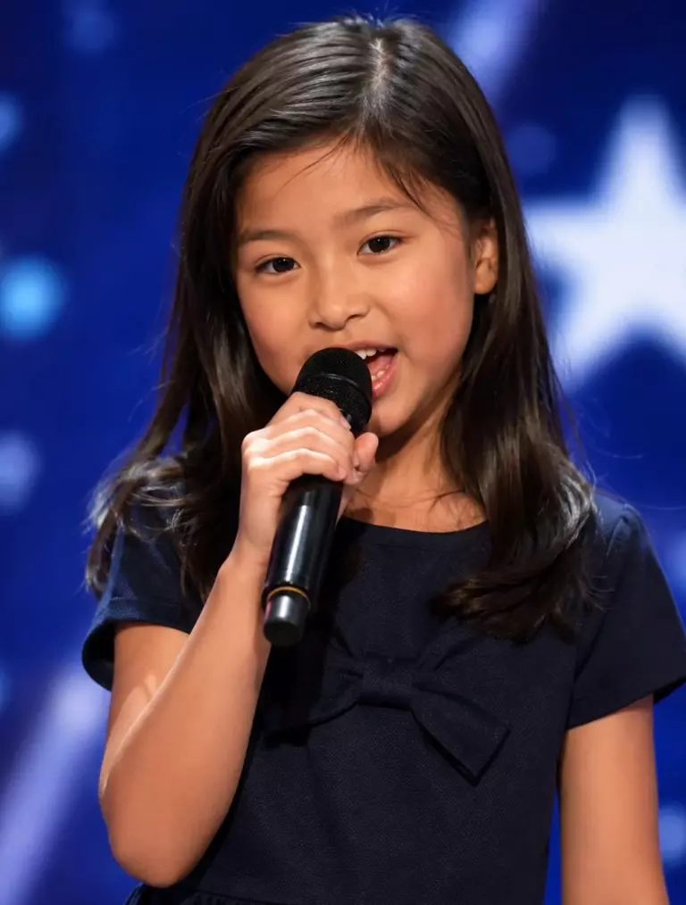 Une fillette de 9 ans à la voix d’une femme adulte stupéfie les juges et décroche le Golden Buzzer dans America’s Got Talent !