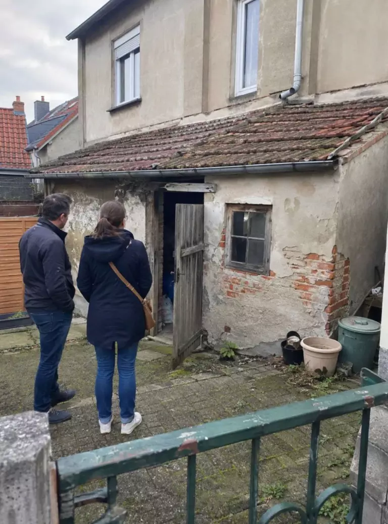 Собствениците отказаха да съборят тази изоставена пристройка — четири месеца по-късно резултатът изуми целия квартал.