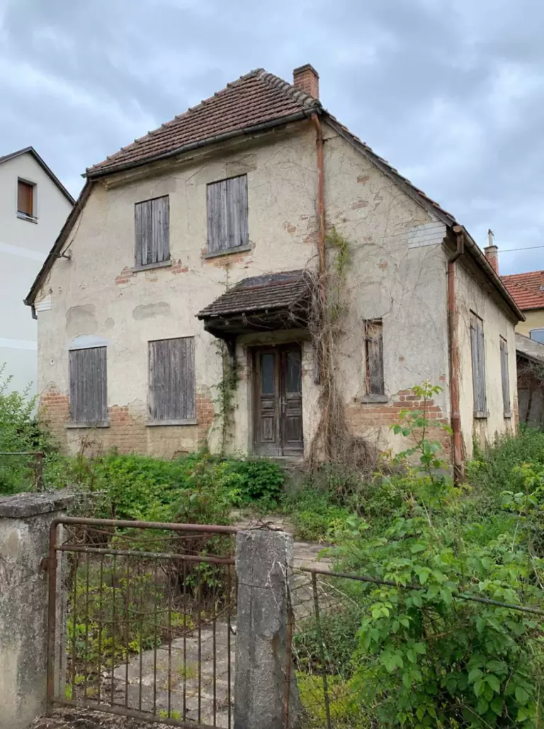 Cette maison est restée condamnée par des planches pendant plus de vingt ans. Lorsque les nouveaux propriétaires ont enfin rouvert les fenêtres, tout le quartier s’est mis à suivre sa transformation.