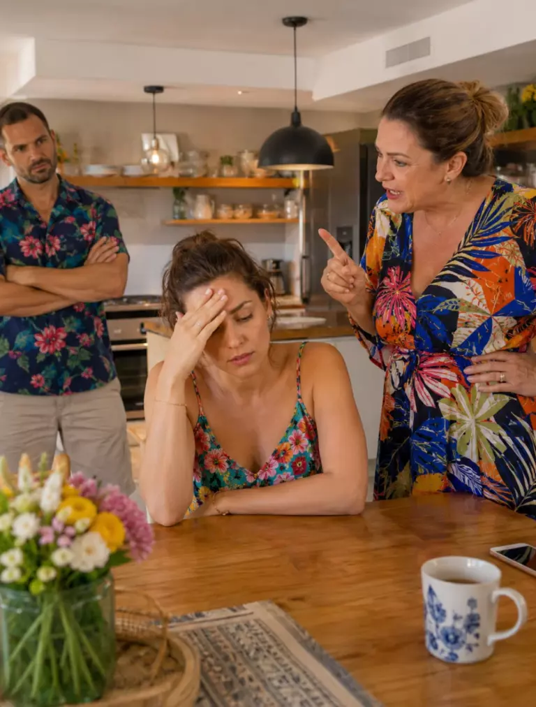—Invité a unas amigas a vuestra casa, así que prepara la mesa —ordenó mi suegra. Lo que no sabía era que el sábado sus invitadas se encontrarían con la puerta cerrada.